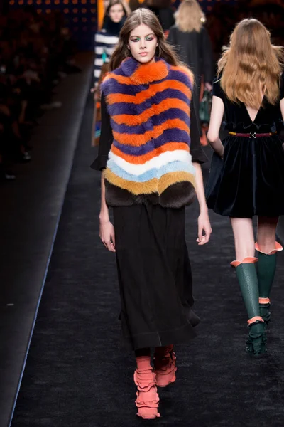 Look 32